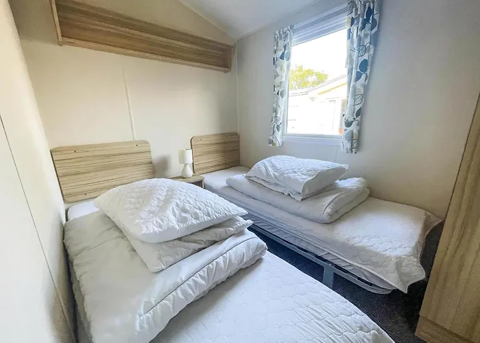 Superb 6 Berth, Dog Friendly Caravan For Hire By The Beach In Norfolk Ref 50008M