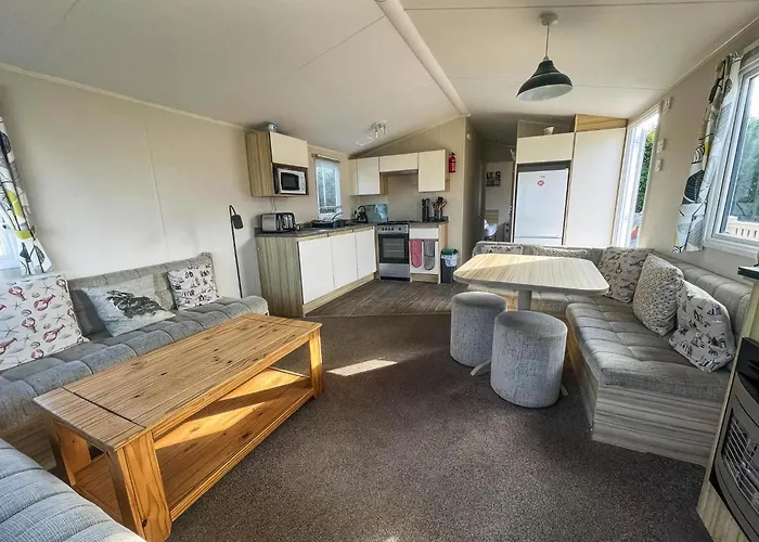 Superb 6 Berth, Dog Friendly Caravan For Hire By The Beach In Norfolk Ref 50008M