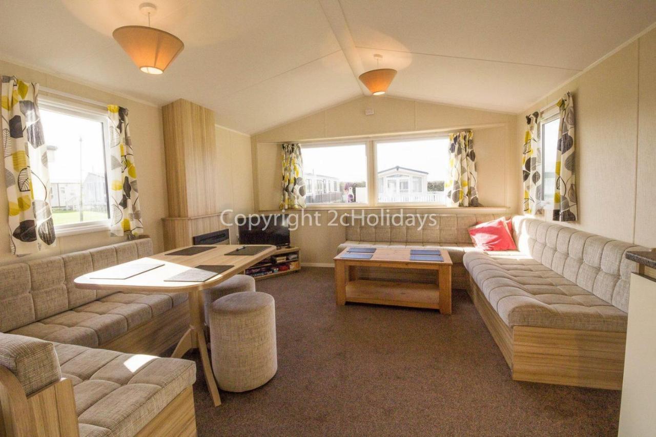 Superb 6 Berth, Dog Friendly Caravan For Hire By The Beach In Norfolk Ref 50008m *