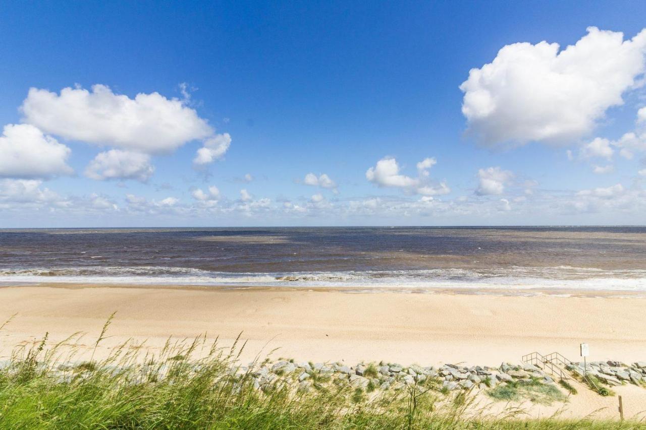 Superb 6 Berth, Dog Friendly Caravan For Hire By The Beach In Norfolk Ref 50008m Campsite *