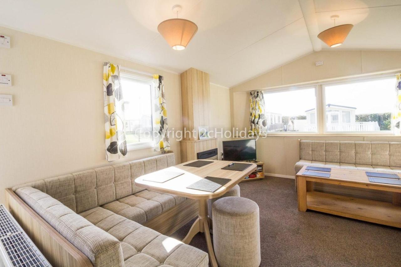 Superb 6 Berth, Dog Friendly Caravan For Hire By The Beach In Norfolk Ref 50008m Campsite *