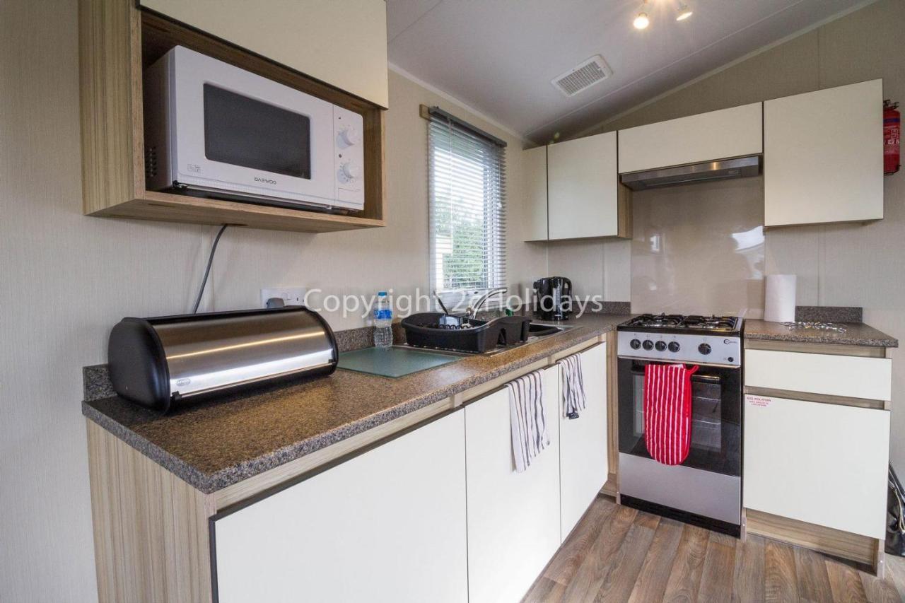 Campsite Superb 6 Berth, Dog Friendly Caravan For Hire By The Beach In Norfolk Ref 50008m Great Yarmouth