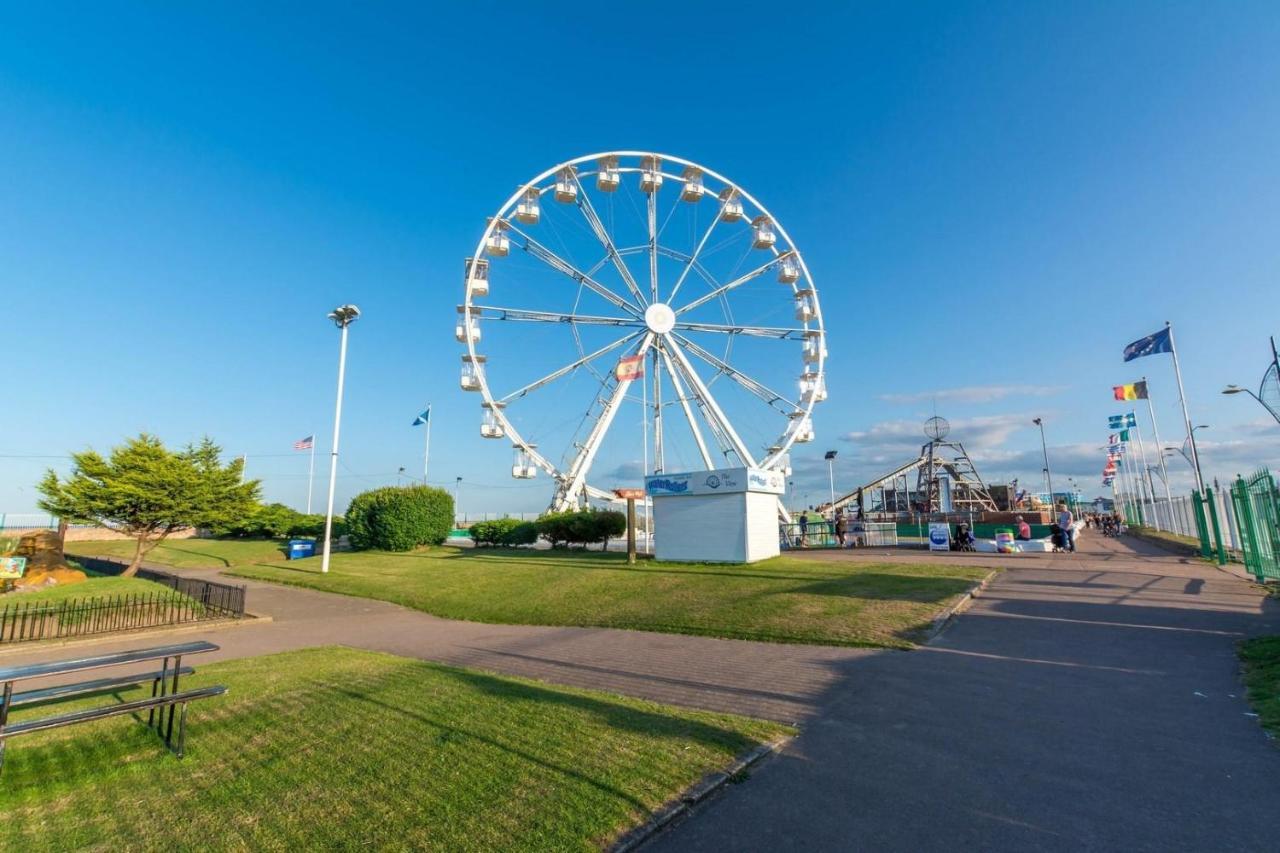 Superb 6 Berth, Dog Friendly Caravan For Hire By The Beach In Norfolk Ref 50008m Great Yarmouth