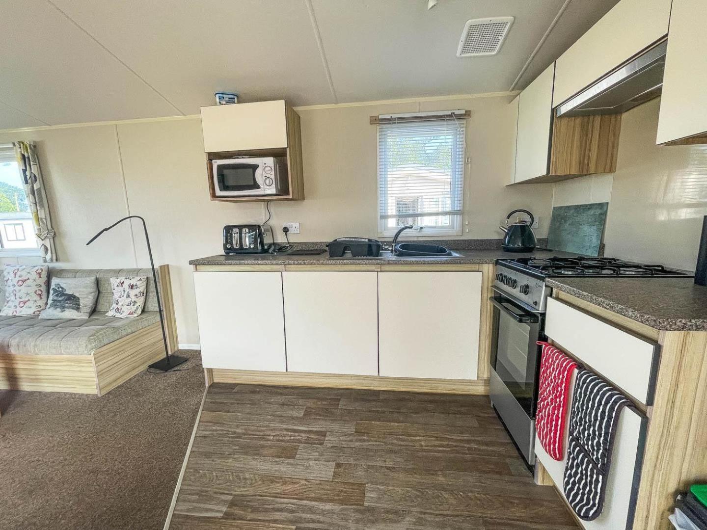 Superb 6 Berth, Dog Friendly Caravan For Hire By The Beach In Norfolk Ref 50008m Campsite Great Yarmouth
