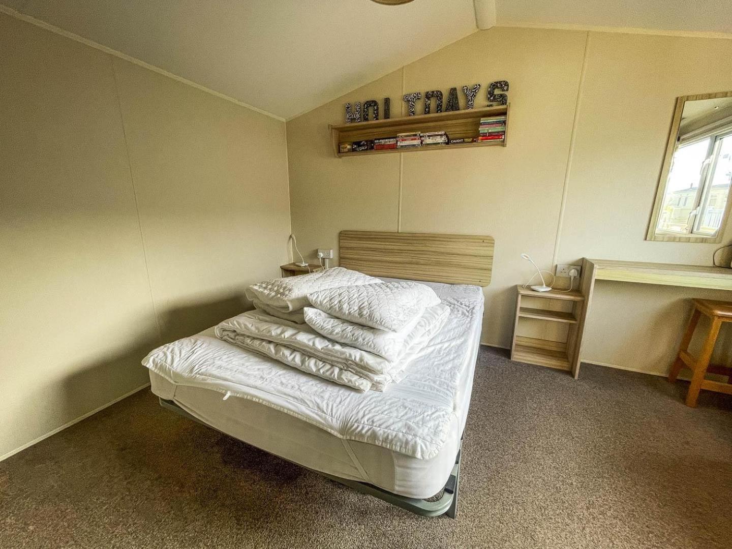Superb 6 Berth, Dog Friendly Caravan For Hire By The Beach In Norfolk Ref 50008m Campsite Great Yarmouth