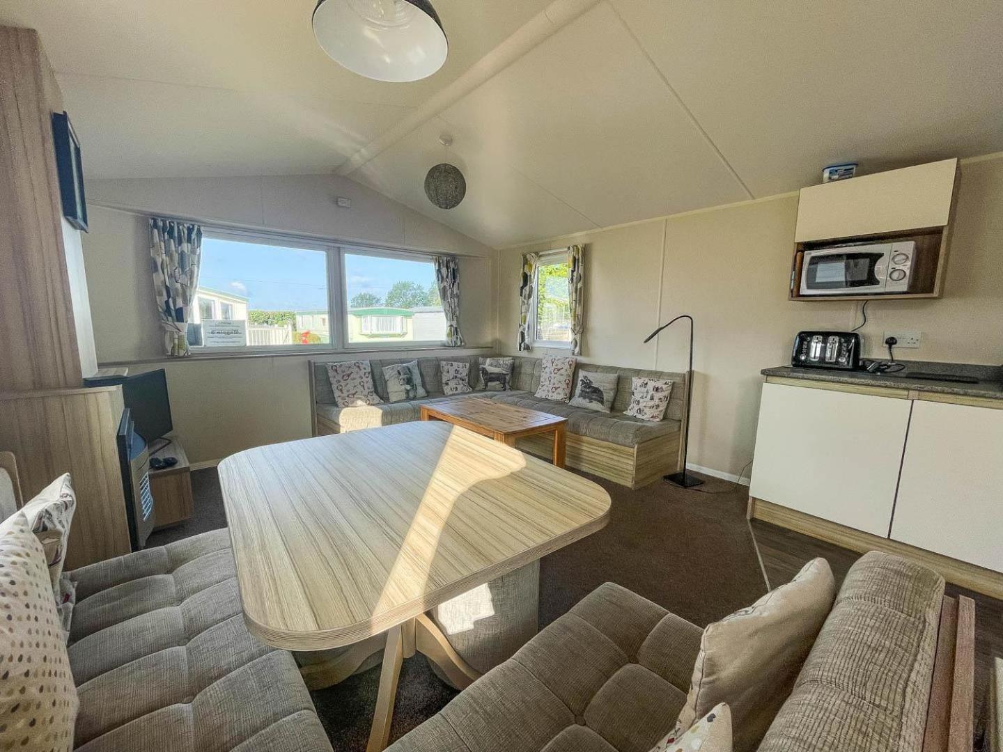 Superb 6 Berth, Dog Friendly Caravan For Hire By The Beach In Norfolk Ref 50008m *