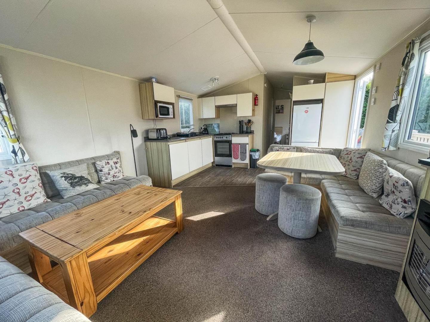 Superb 6 Berth, Dog Friendly Caravan For Hire By The Beach In Norfolk Ref 50008m *