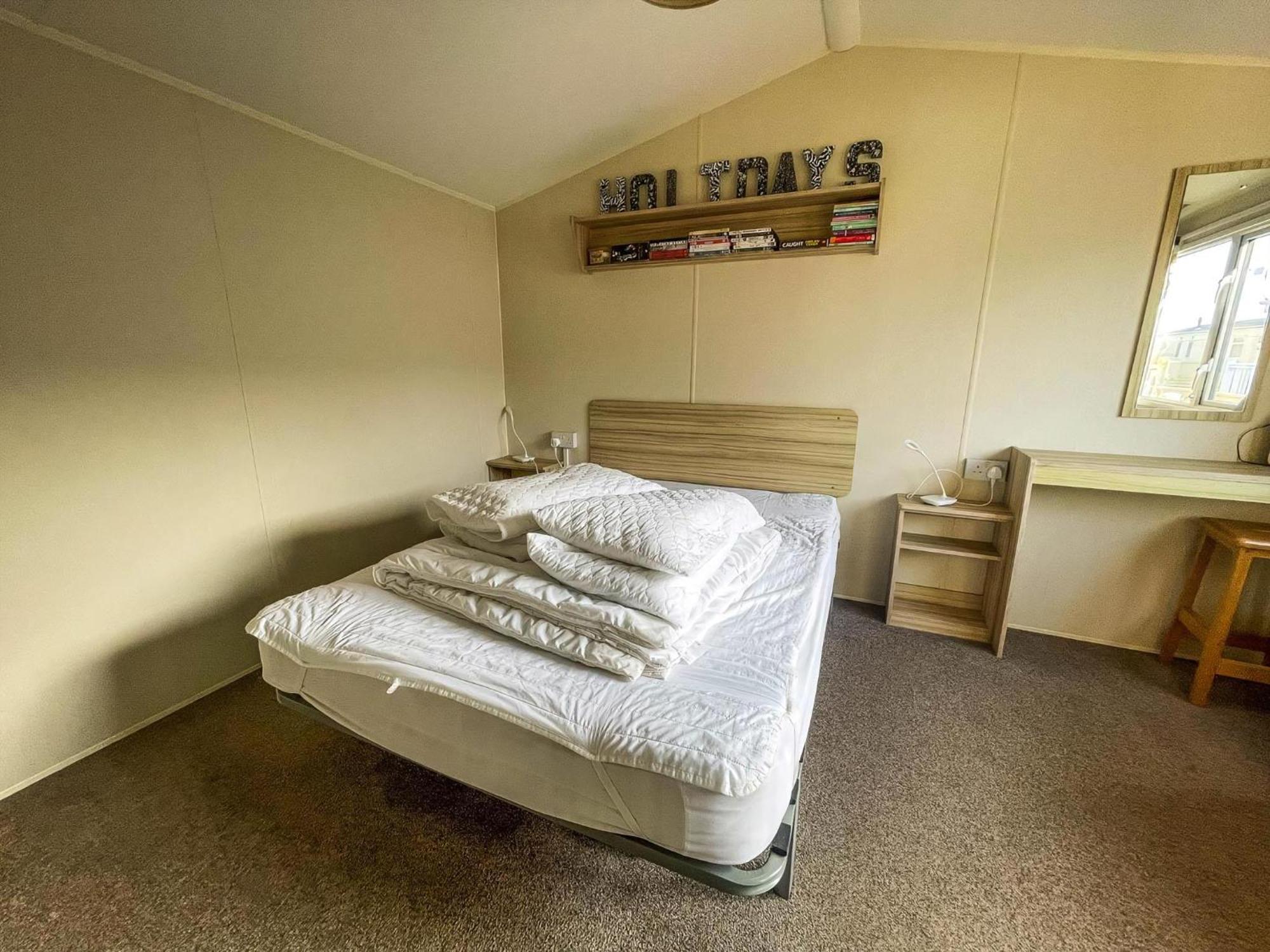 Superb 6 Berth, Dog Friendly Caravan For Hire By The Beach In Norfolk Ref 50008m Campsite