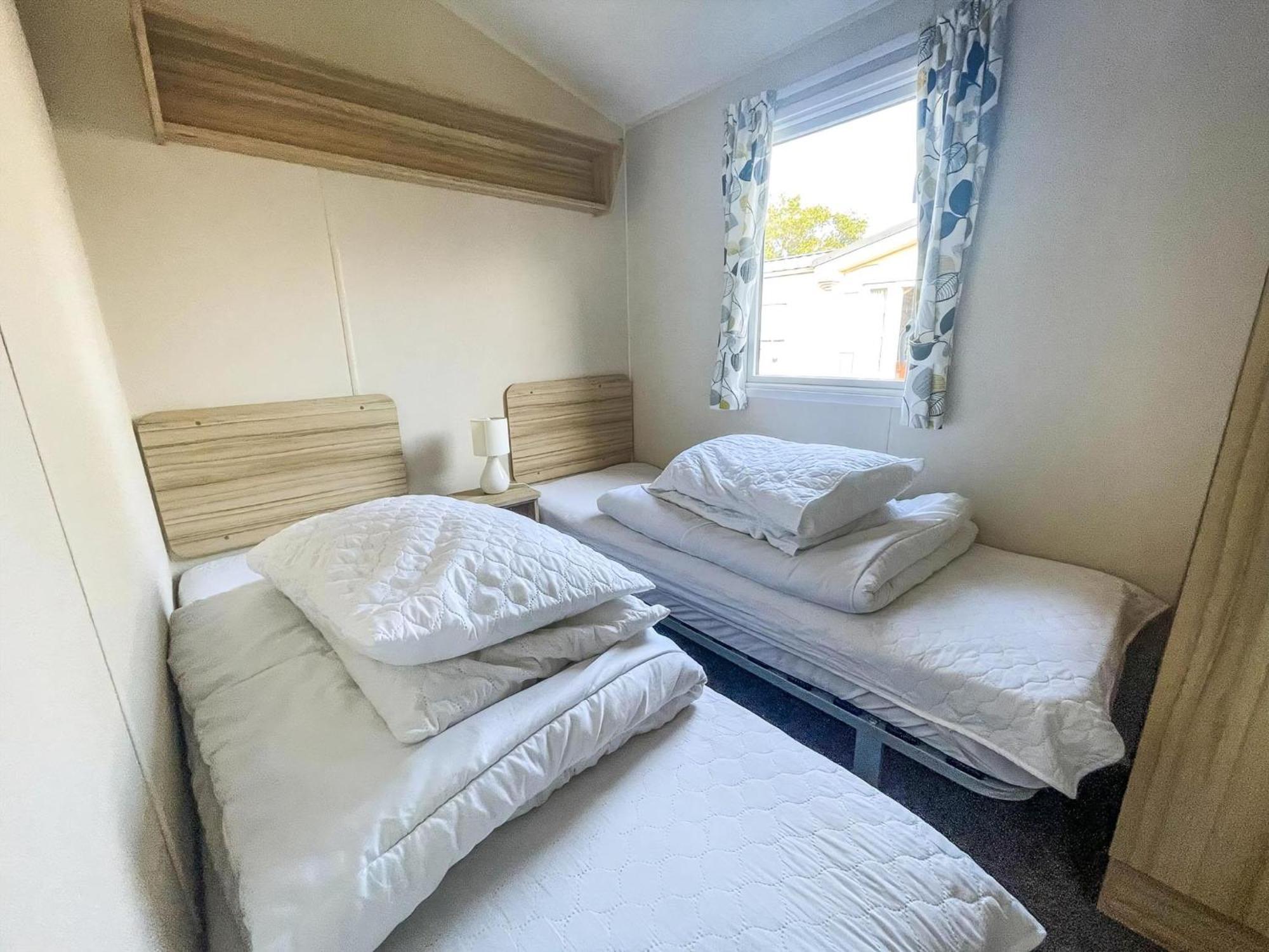 Campsite Superb 6 Berth, Dog Friendly Caravan For Hire By The Beach In Norfolk Ref 50008m Great Yarmouth