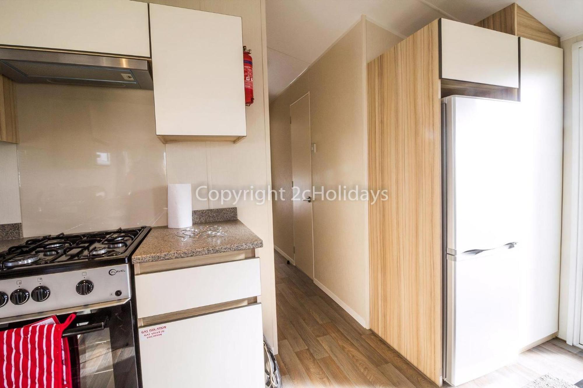 Superb 6 Berth, Dog Friendly Caravan For Hire By The Beach In Norfolk Ref 50008m Campsite *