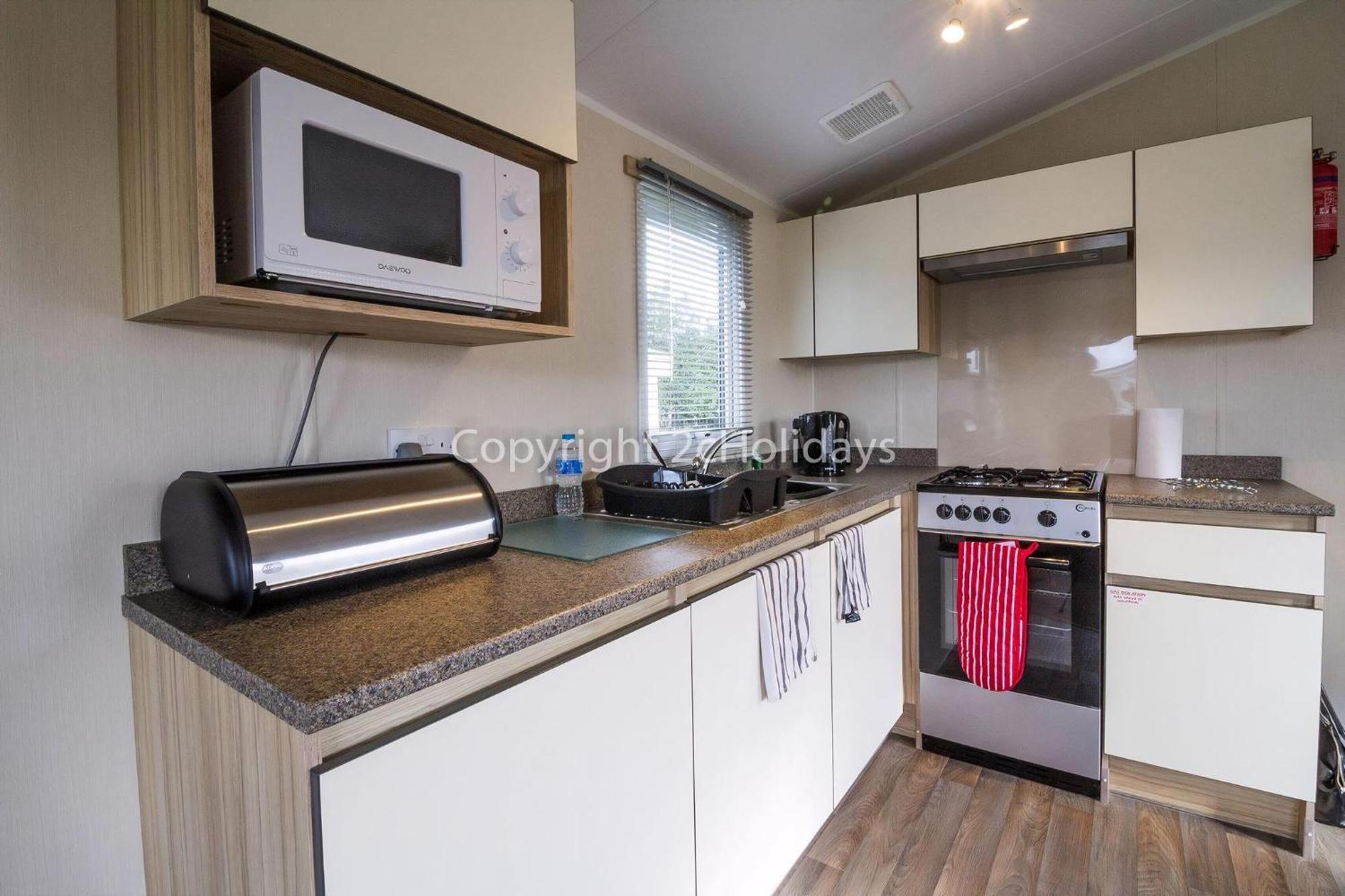 Superb 6 Berth, Dog Friendly Caravan For Hire By The Beach In Norfolk Ref 50008m Great Yarmouth