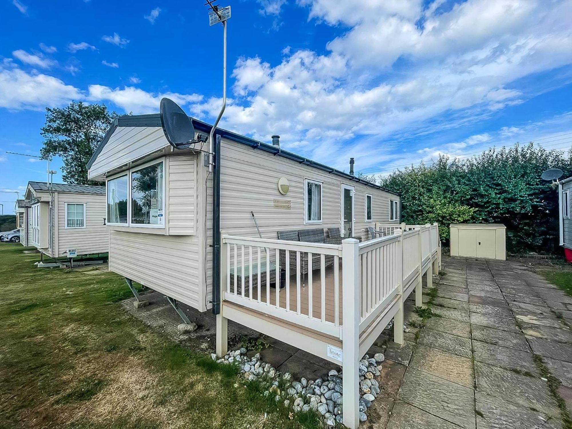 Superb 6 Berth, Dog Friendly Caravan For Hire By The Beach In Norfolk Ref 50008m Campsite Great Yarmouth