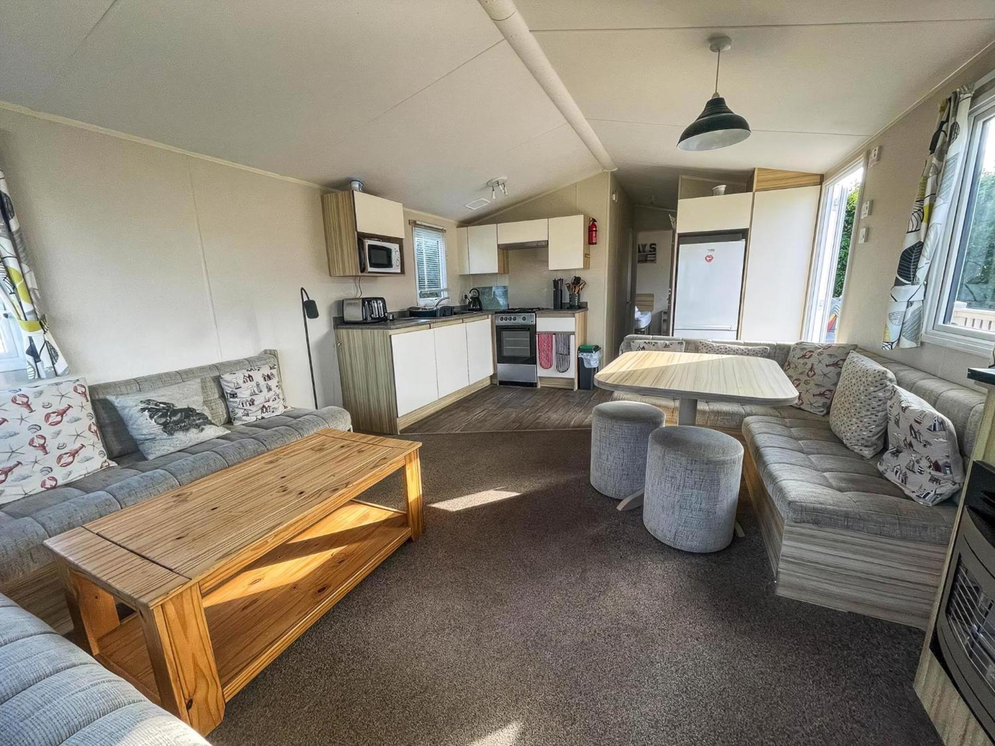 Campsite Superb 6 Berth, Dog Friendly Caravan For Hire By The Beach In Norfolk Ref 50008m Great Yarmouth