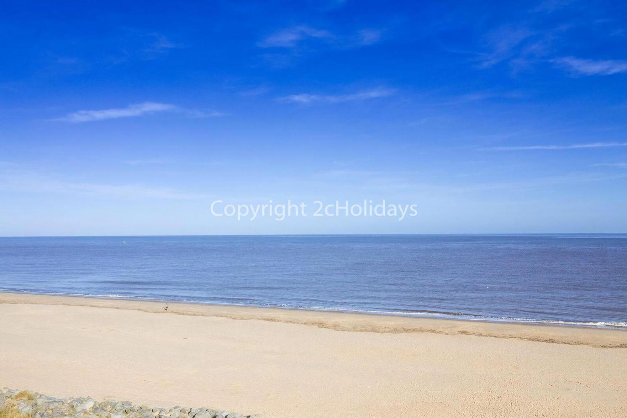 Superb 6 Berth, Dog Friendly Caravan For Hire By The Beach In Norfolk Ref 50008m * Great Yarmouth