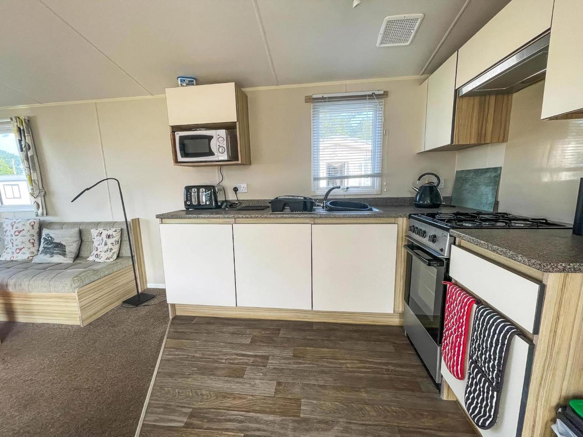 Campsite Superb 6 Berth, Dog Friendly Caravan For Hire By The Beach In Norfolk Ref 50008m *